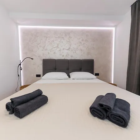 Orange - Okrug Gornji Seaside Retreat Apartment Trogir