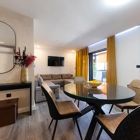 Apartment Orange - Okrug Gornji Seaside Retreat *